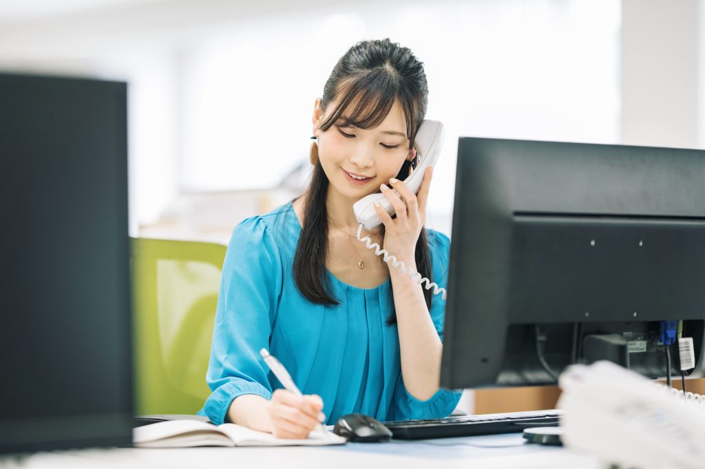 電話対応/オフィス/女性