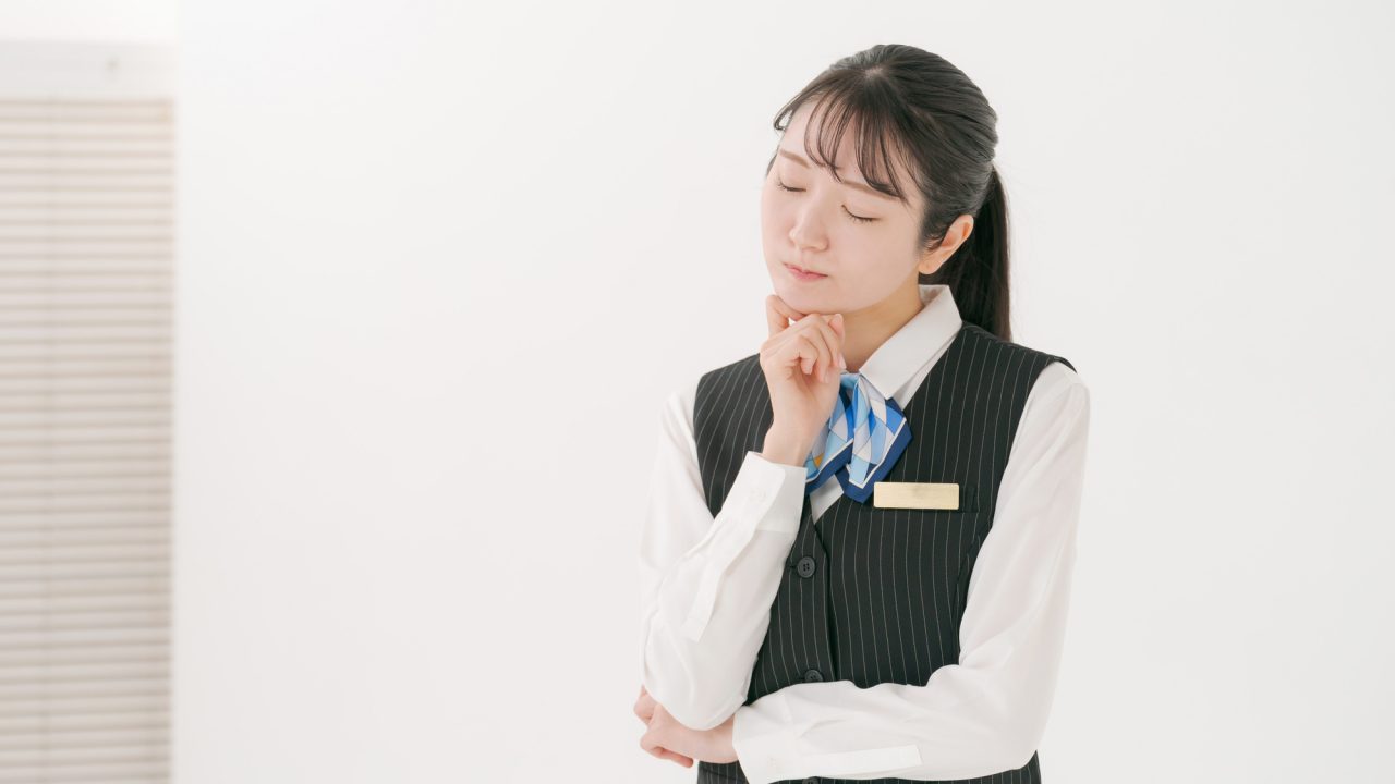 女性/事務/考える/悩む