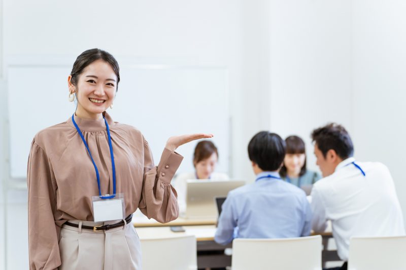 オフィス/女性/案内