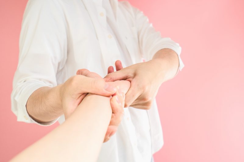男性/勧誘/腕を引っ張る