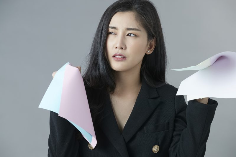 女性/スーツ/ビジネス/書類/契約