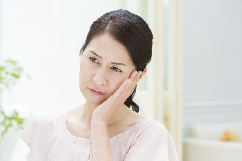 女性/シニア/50代/悩む/困る