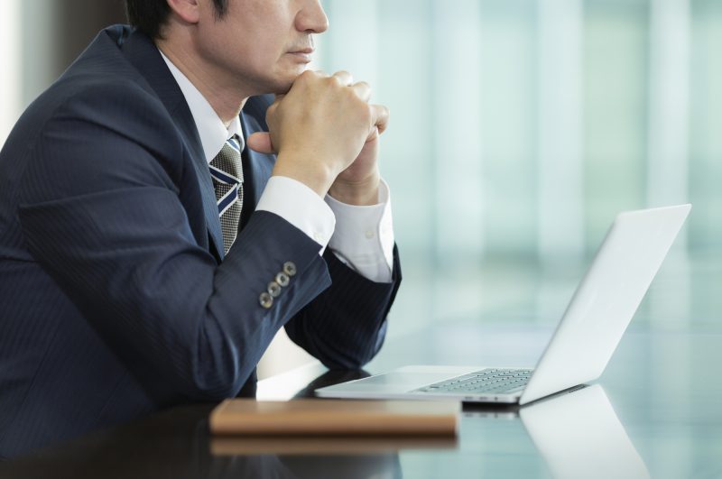 男性/40代/50代/考える/パソコン