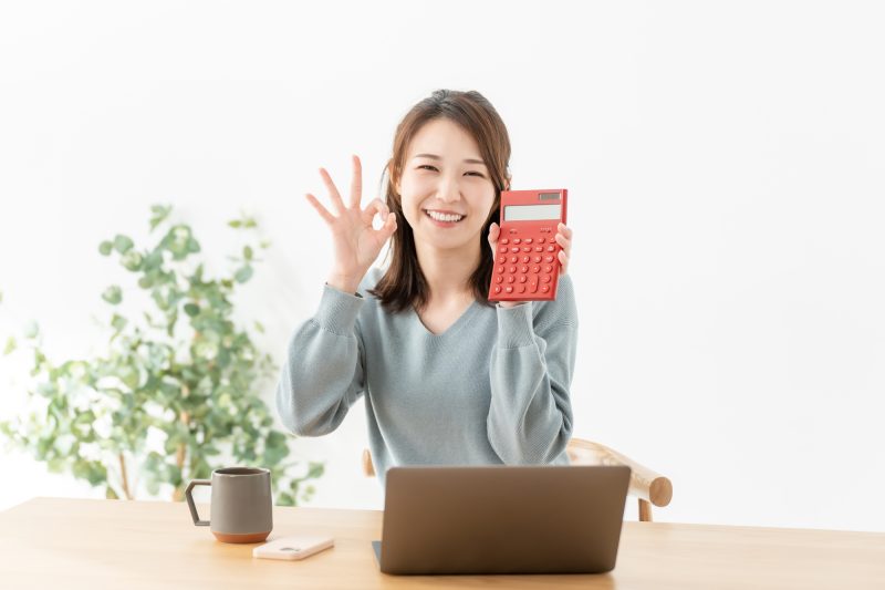 電卓/コスト/料金/費用/女性/OKサイン/パソコン/笑顔