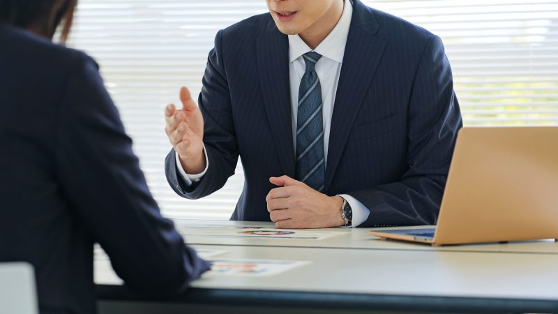 相談/案内/コンサル/スーツ/男性/ビジネス