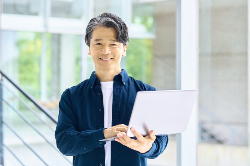 オフィス/男性/シニア/仕事/ビジネス