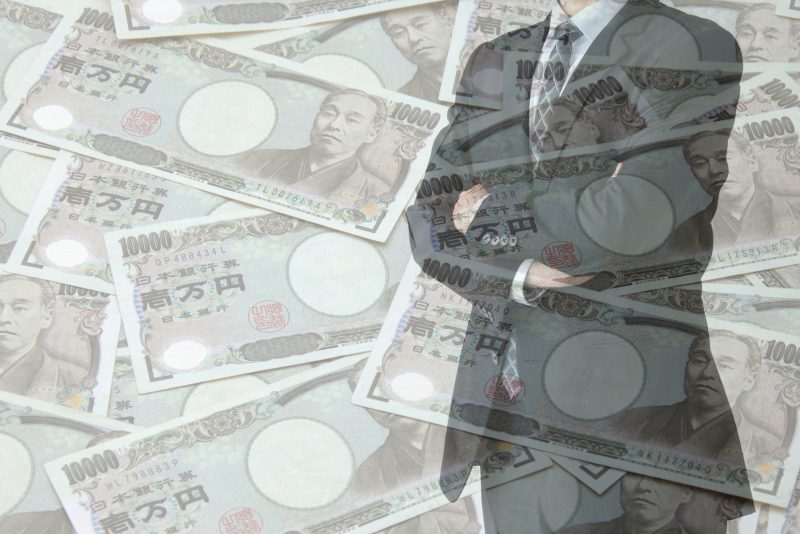 紙幣/お金/お札/金持ち/男性/スーツ