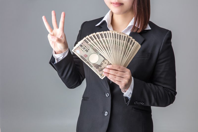 紙幣/お金/お札/金持ち/女性/スーツ