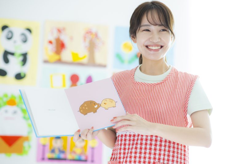 保育士/女性/絵本/笑顔
