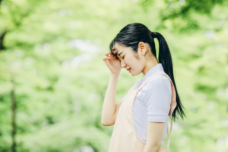 保育士/悩む/女性