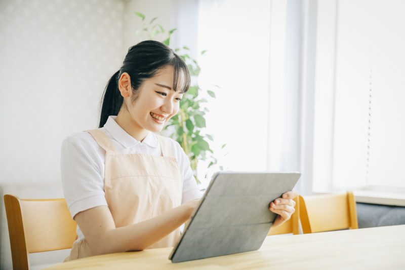 女性/エプロン/タブレット