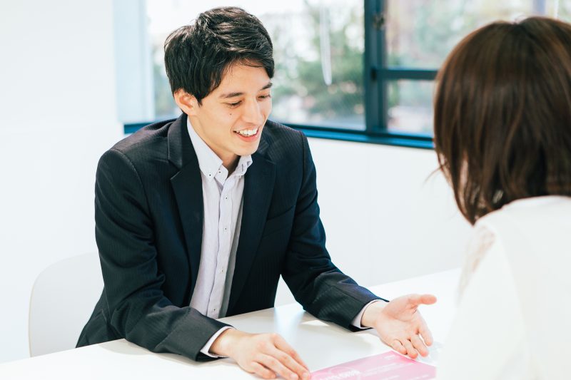 男性/案内/相談/プランナー